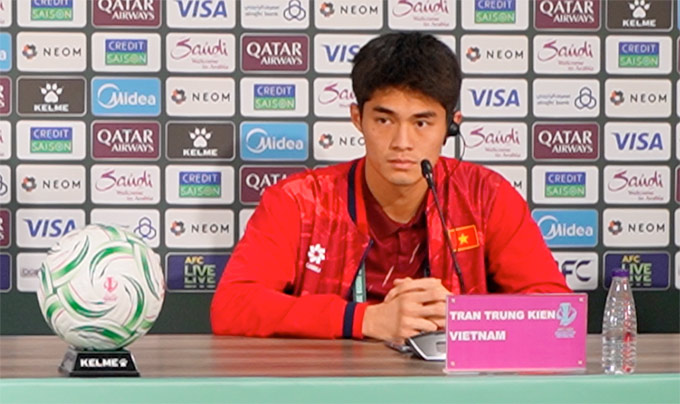 Thủ môn Trung Kiên tán dương Li Hao - Ảnh: Vy Cầm 