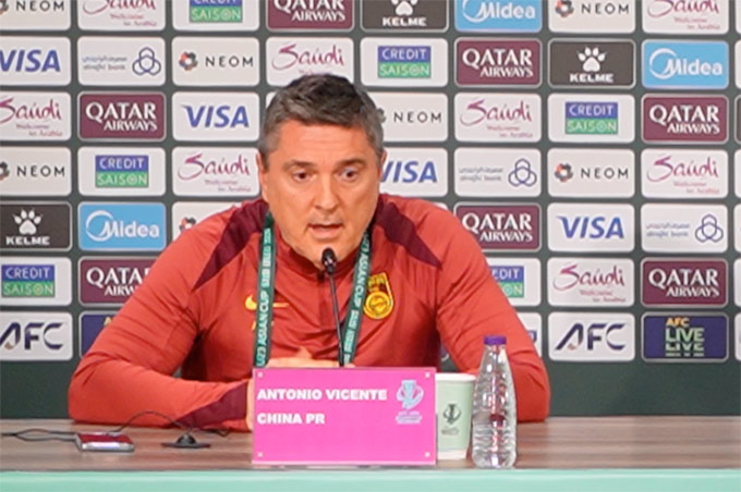 HLV U23 Trung Quốc tỏ ra thận trọng 