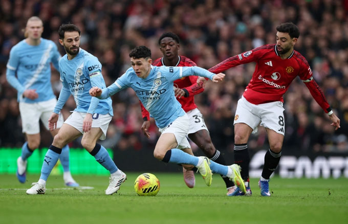 Việc không có hậu vệ biên đúng nghĩa khiến chiến thuật của Man City phải thay đổi