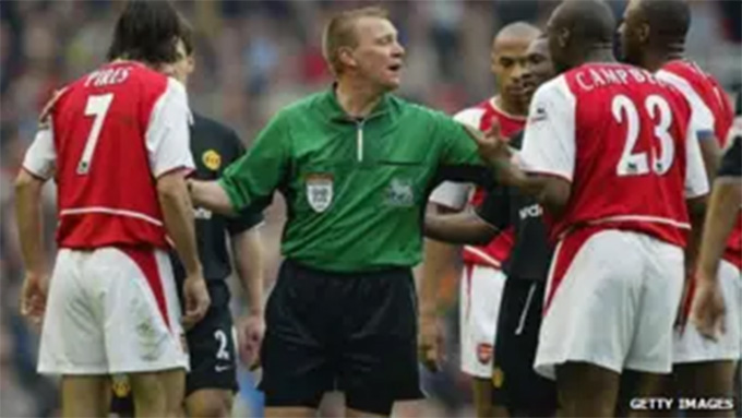 Cựu trọng tài Poll (ảnh chụp năm 2004) đã thừa nhận áp lực khi cầm còi các trận có MU nói riêng và Big Six nói chung