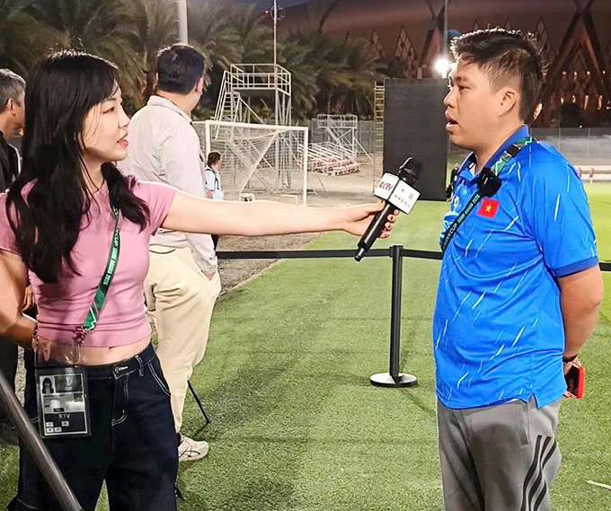 CCTV phỏng vấn phóng viên Tạp chí Bóng đá 
