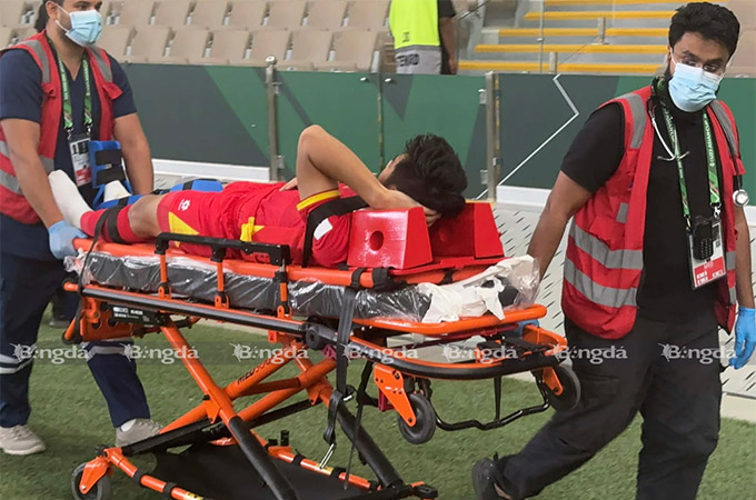 Trung vệ Hiểu Minh được các bác sỹ đưa lên cáng để vào viện kiểm tra chấn thương - Ảnh: Trí Công 