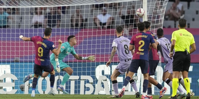 Không đội nào "hỏi thăm" khung thành nhiều bằng Barca mùa này.