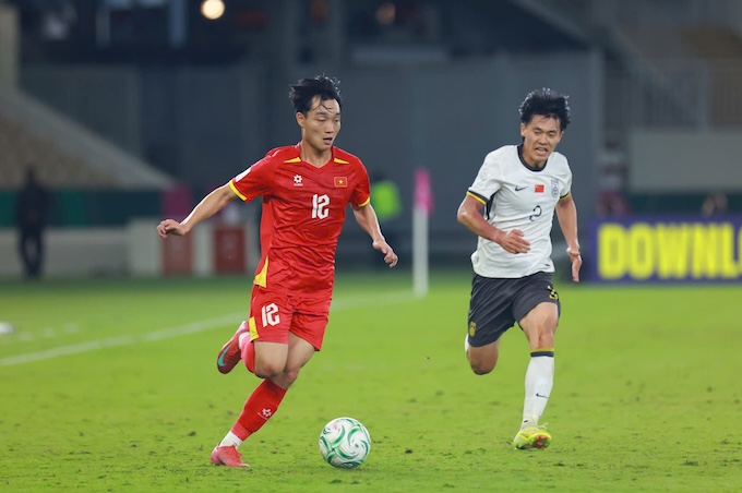 Một pha tranh chấp của cầu thủ hai đội. ảnh: Trí Công 