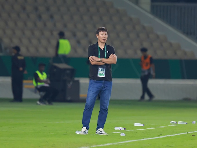 HLV Kim Sang Sik chỉ đạo trận đấu. Ảnh: Trí Công 