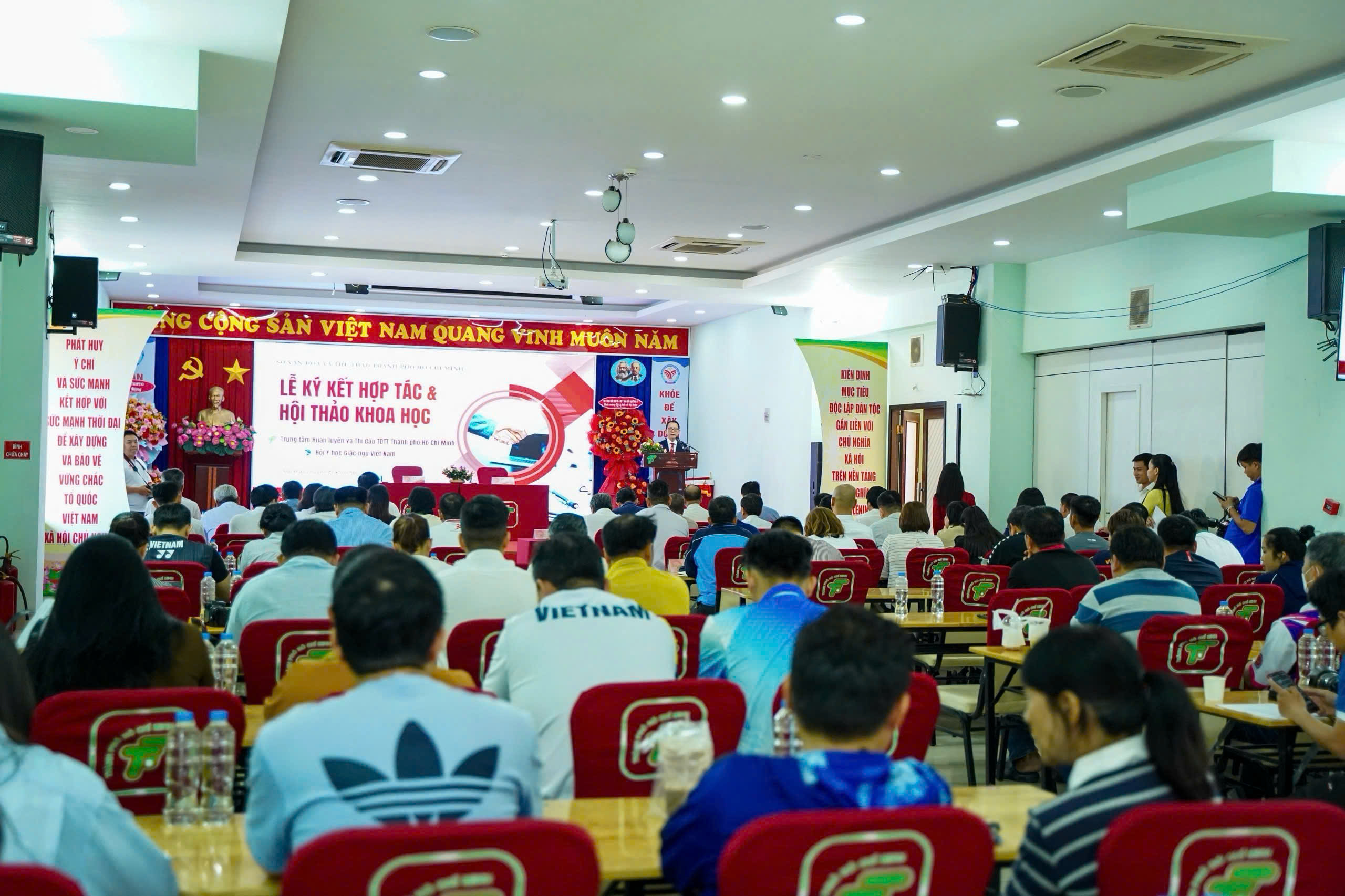 Toàn cảnh Lễ ký kết Biên bản ghi nhớ hợp tác và Hội thảo Khoa học được Trung tâm Huấn luyện và Thi đấu TDTT TP.HCM và Hội Y học Giấc ngủ Việt Nam phối hợp tổ chức