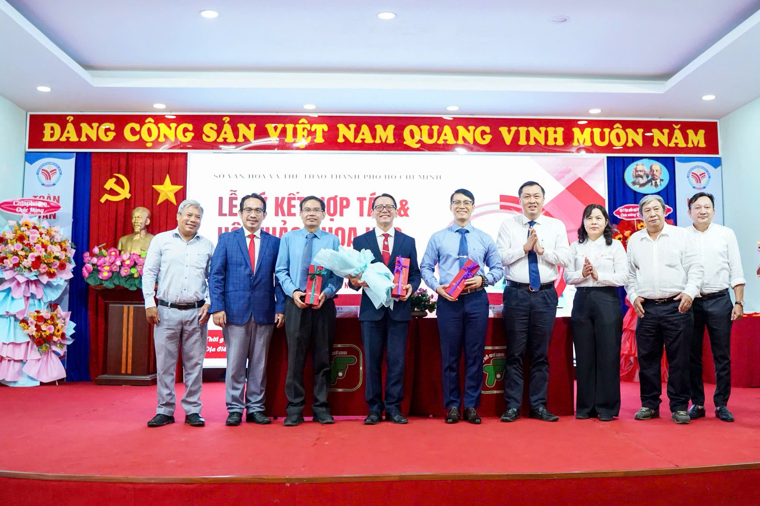 Lãnh đạo Sở Văn hóa và Thể thao TP.HCM và Trung tâm Huấn luyện và Thi đấu TDTT TP.HCM tặng quà lưu niệm cho Hội Y học Giấc ngủ Việt Nam