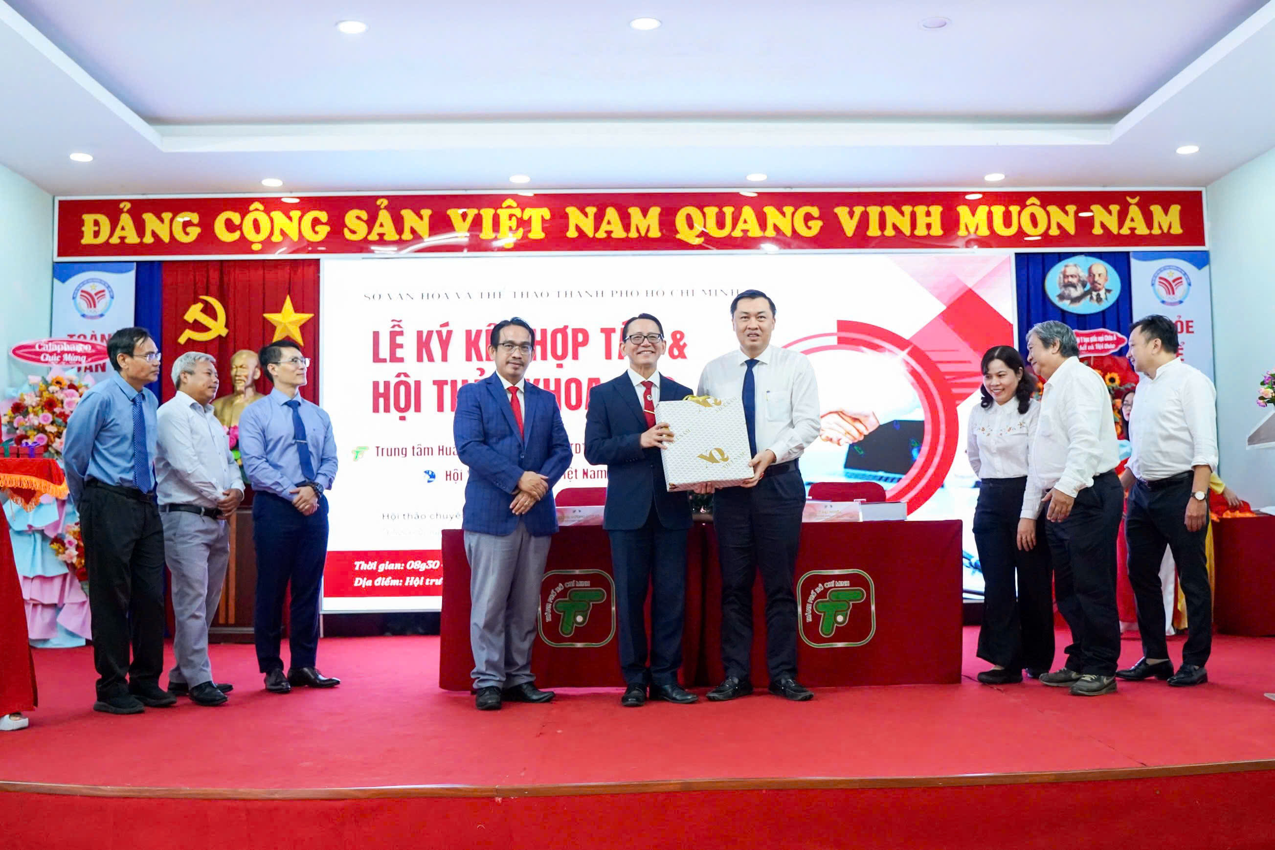 GS.TSKH. Dương Quý Sỹ – Chủ tịch Hội Y học Giấc ngủ Việt Nam tặng quà lưu niệm cho Sở Văn hóa và Thể thao TP.HCM