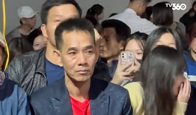 Ông Nguyễn Tiến Quang - bố của Hiểu Minh suy sụp, mắt ngấn lệ khi chứng kiến con trai gặp chấn thương nặng - Ảnh: TV360