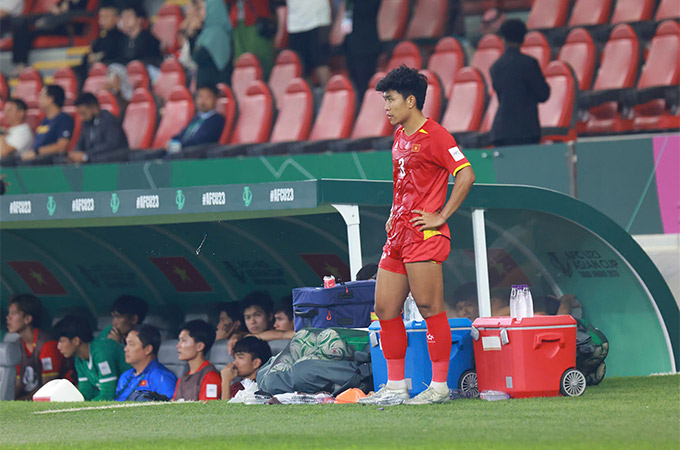 Lý Đức cùng các đồng đội không giấu được sự thất vọng - Ảnh: Ted Trần 