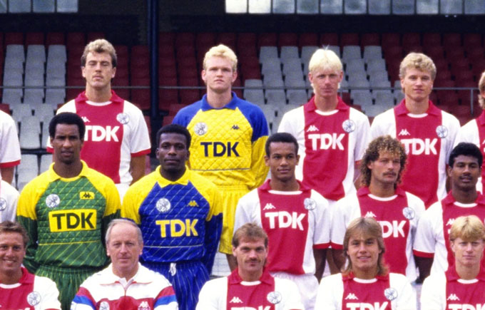 Bergkamp (phía trên bên phải) là đồng đội với thủ môn Doesburg (giữa bên trái) và quen biết nhiều nạn nhân khác trong vụ tai nạn máy bay năm 1989