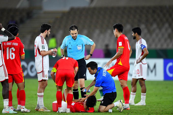 Khoảnh khắc mà CĐV Việt Nam đều cảm thấy xót xa cho Hiểu Minh - Ảnh: AFC