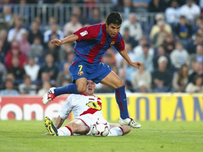 Onopko (dưới) luôn chơi hay khi gặp Barca