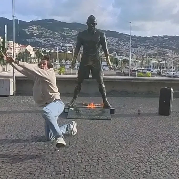  Kẻ đốt bức tượng của Ronaldo đang bị truy lùng