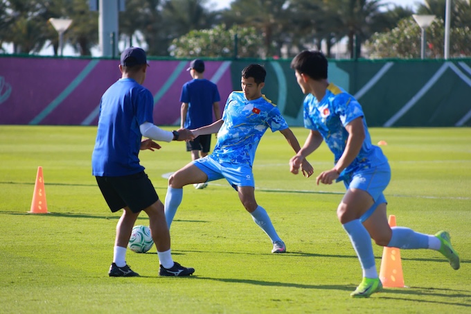 Các tuyển thủ U23 Việt Nam tập luyện chuẩn bị cho trận tranh HCĐ - Ảnh: Trí Công