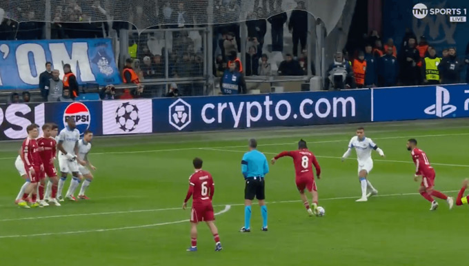 Szoboszlai sút sệt vì thấy không có cầu thủ nào của Marseille đứng chắn phía sau hàng rào