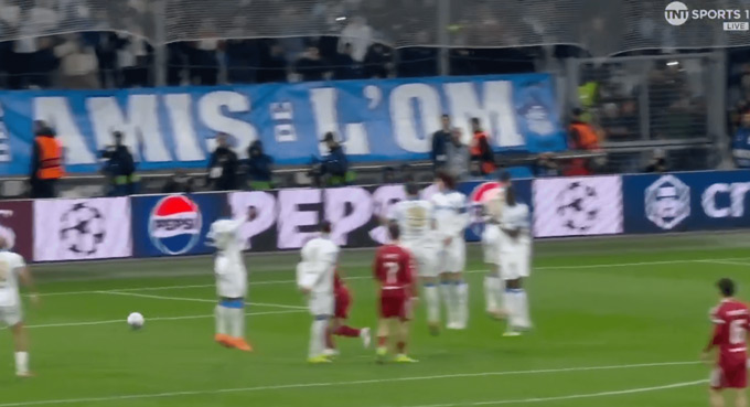 Bóng đi xuyên qua chân hàng rào nhảy lên rồi đi vào lưới Marseille