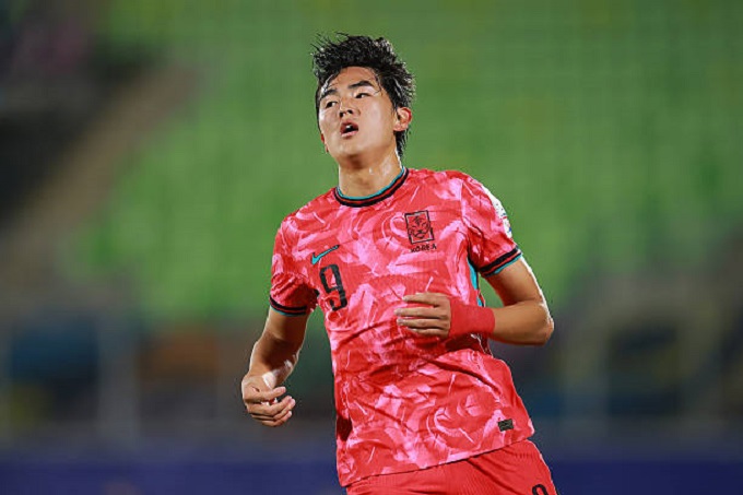 Tiền đạo Baek Ga On