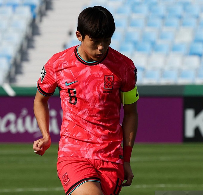 Tiền vệ Kim Dong Jin