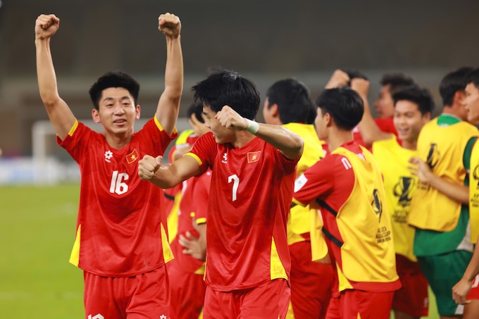 Người hâm mộ mong các tuyển thủ trẻ hãy bỏ qua áp lực thành tích để đá một trận thật tưng bừng. Ảnh: Ted Trần