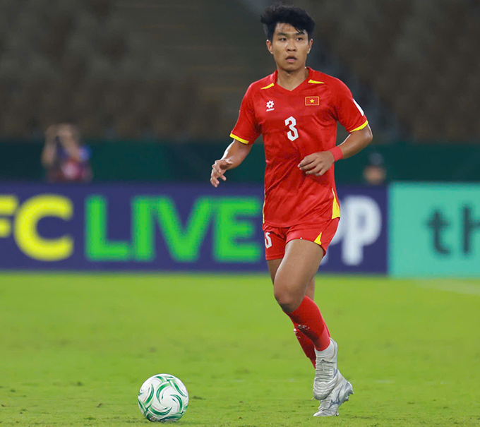 Lý Đức phải nhận thẻ đỏ trong trận bán kết với U23 Trung Quốc