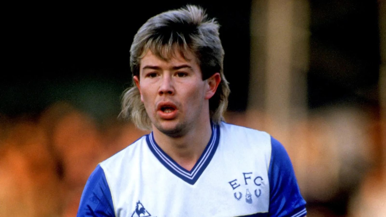 Adrian Heath ngày còn khoác áo Everton.