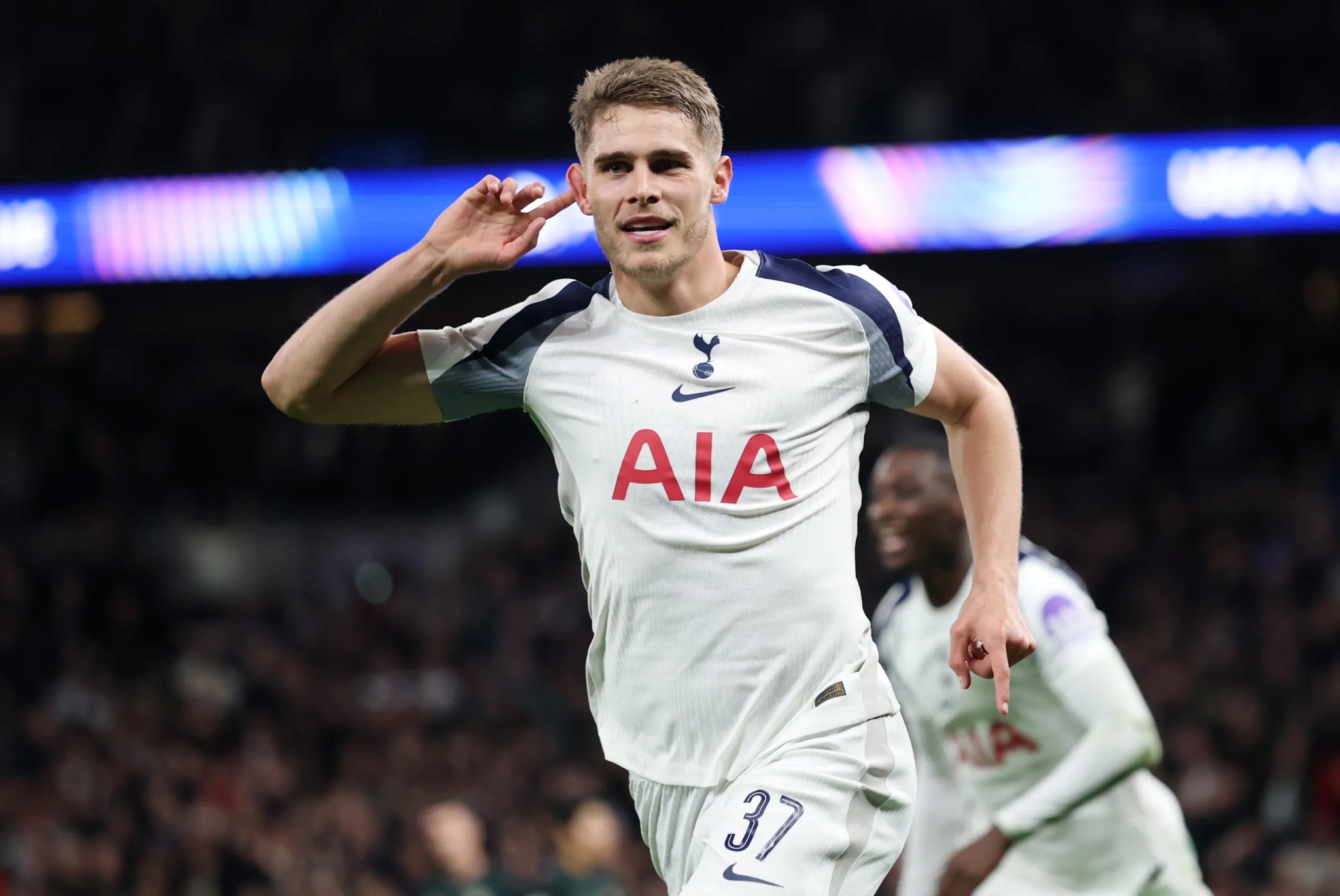 Micky van de Ven đang trở thành một trong những cái tên hot nhất trên thị trường chuyển nhượng