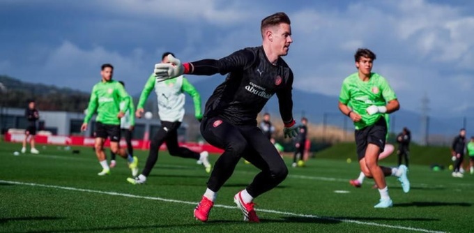 Giống như ở Barca, một thủ môn tại Girona không chỉ biết cản phá, mà còn phải tham gia vào lối chơi.