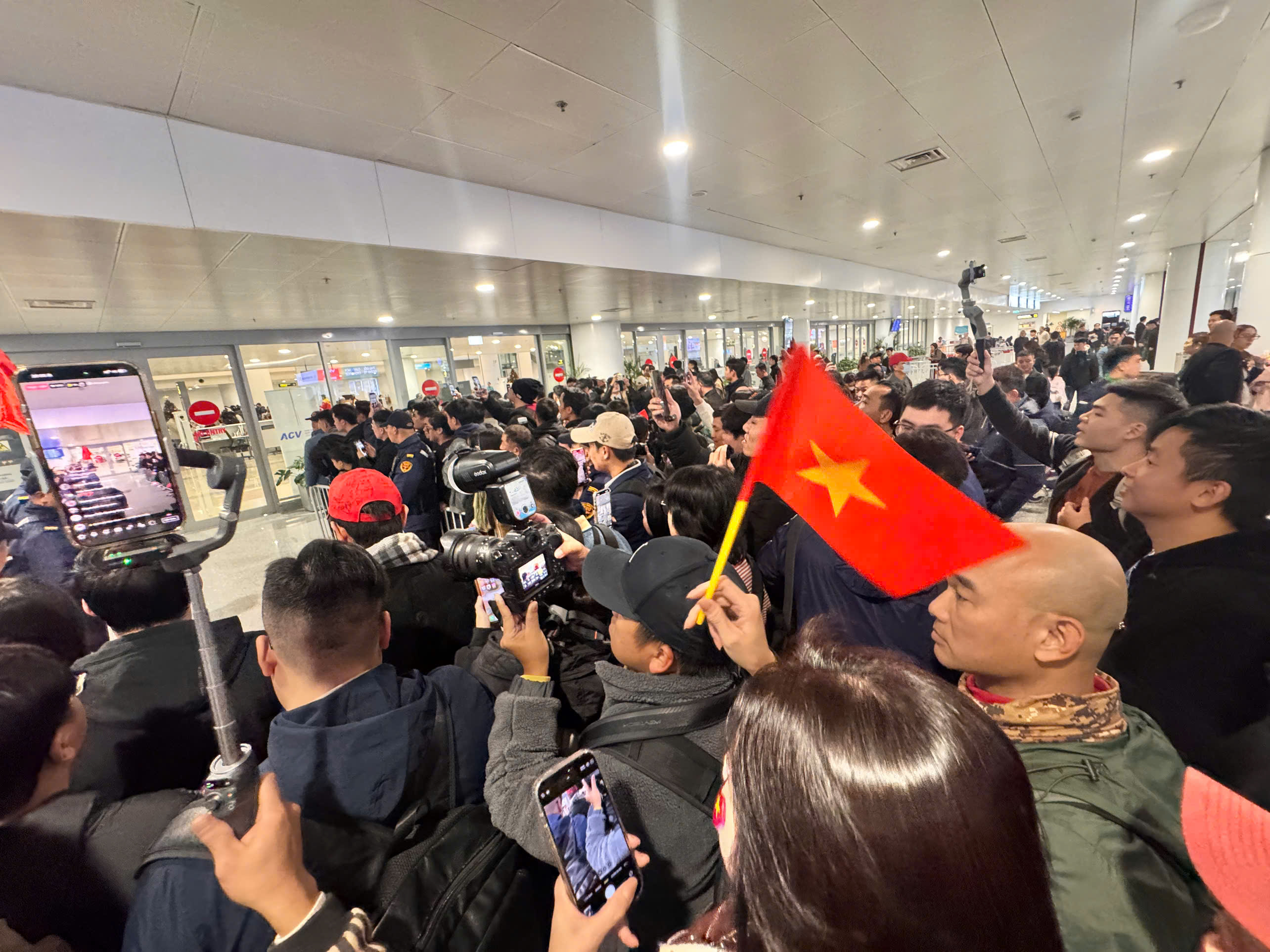 NHM đứng kín sảnh chờ sân bay Nội Bài. Ảnh tại hiện trường
