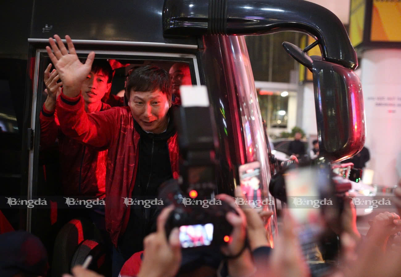 HLV Kim Sang-sik mở cửa và vẫy tay chúc năm mới người hâm mộ