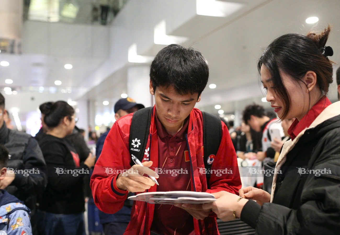 Văn Thuận giao lưu cùng NHM trong ngày về nước