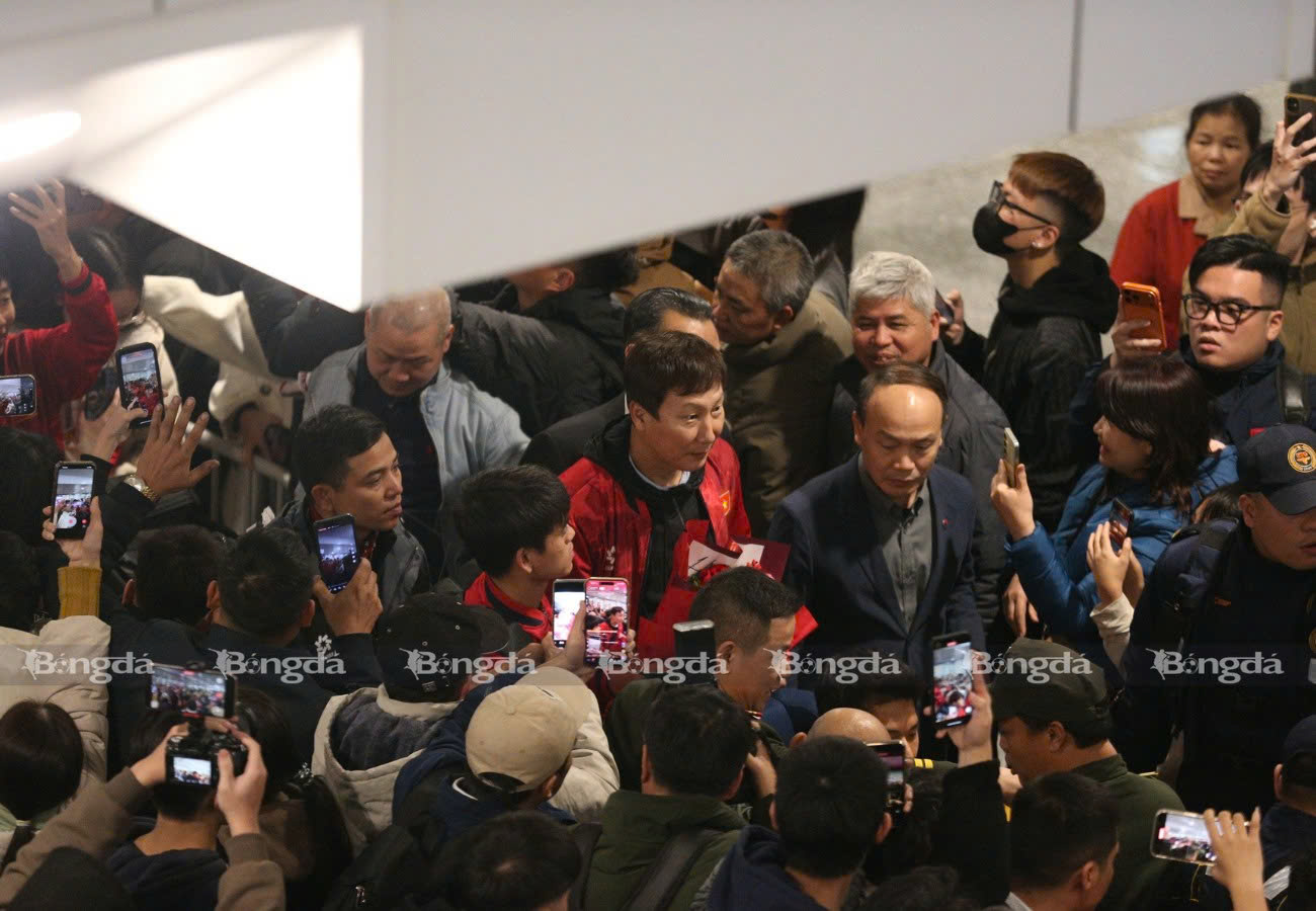 HLV Kim Sang-sik trong chuyến bay về trước cùng 26 thành viên