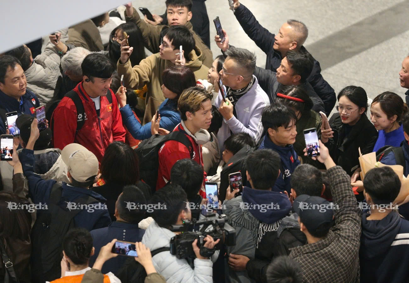 Các tuyển thủ Việt Nam được chào đón trong vòng tay người hâm mộ