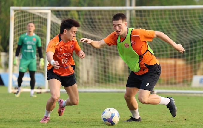 Tân binh Mạch Ngọc Hà trong buổi tập cùng đồng đội ở CA TP.HCM. Ảnh: Đình Viên