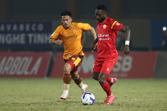 HAGL (áo vàng) vẫn được đánh giá cao hơn trong cuộc đối đầu này - Ảnh: Đức Cường 