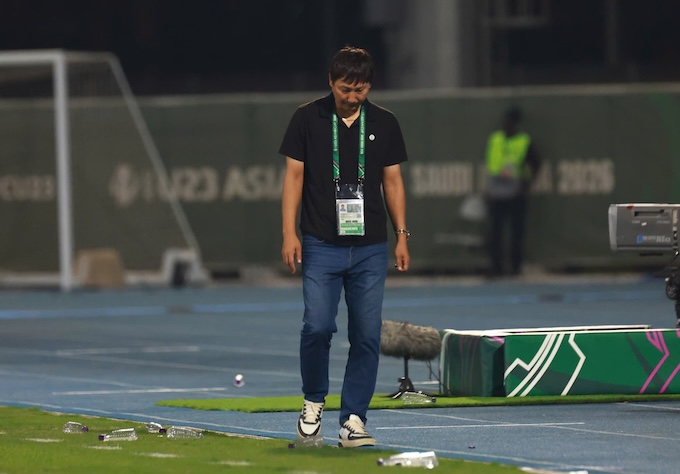 Sự lo lắng của HLV Kim Sang Sik khi chứng kiến trận đấu trên sân. Ảnh: Trí Công 