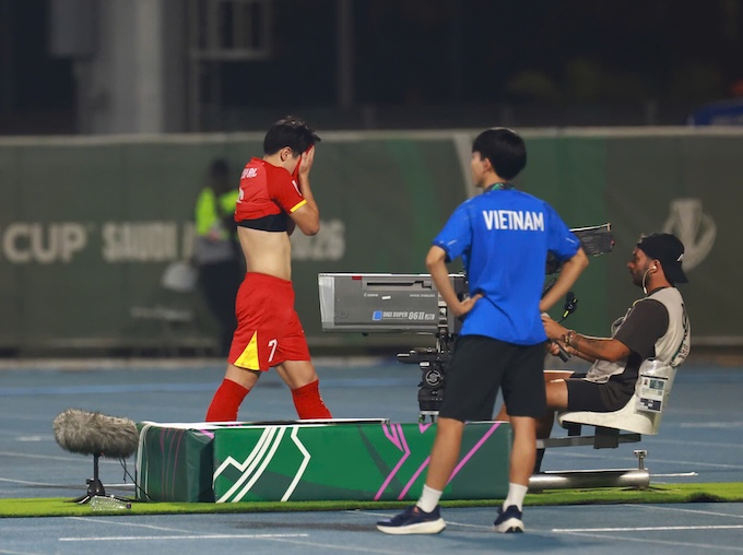 Sự thất vọng của Đình Bắc khi nhận chiếc thẻ đỏ. Ảnh: Trí Công 