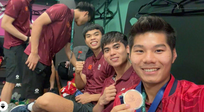 Hiểu Minh khoe tấm HCĐ cùng các đồng đội