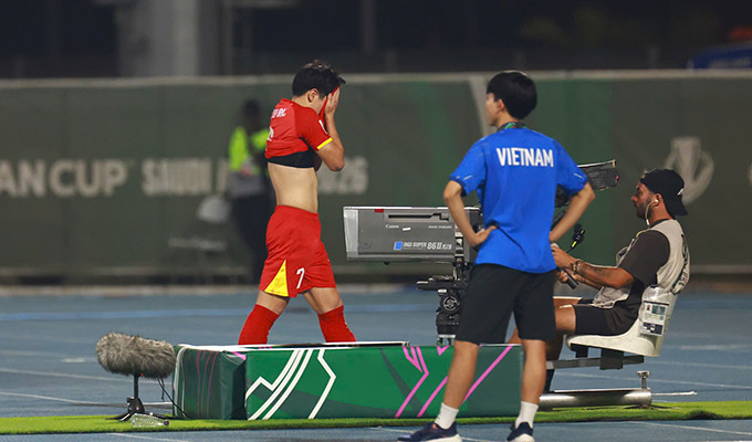 Đình Bắc nhận thẻ đỏ rời sân ở phút 86 trong trận gặp U23 Hàn Quốc - Ảnh: Ted Trần TV 