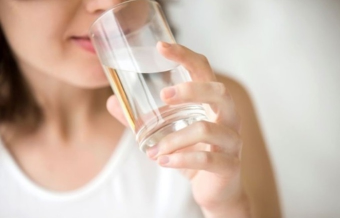 Uống đủ nước giúp hạn chế vảy nến xuất hiện.