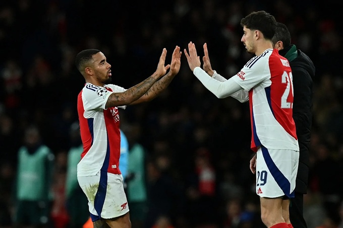 Sau Gabriel Jesus (trái), đến lượt Kai Havertz tăng viện cho hàng công của Pháo thủ