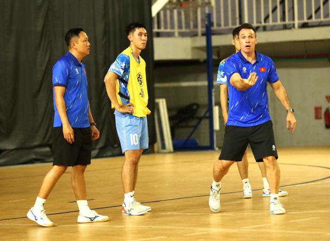 HLV Diego Giustozzi hướng dẫn các cầu thủ trong buổi tập tối 24/1. Ảnh: Phan Hồng 