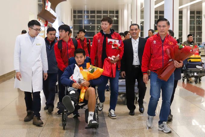 U23 Việt Nam trở về với những bó hoa tươi thắm 