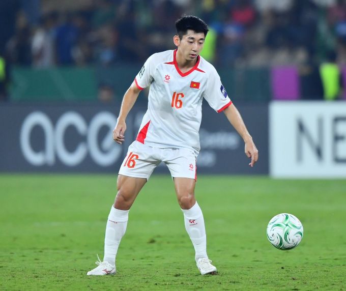 Trung vệ Nguyễn Nhật Minh