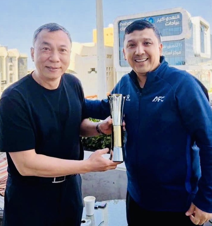 Chiếc cúp vua phá lưới được AFC trao cho Chủ tịch VFF Trần Quốc Tuấn mang về Việt Nam để trao cho Đình Bắc