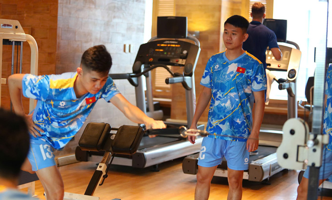 ĐT futsal Việt Nam tập luyện ngay khi đến Indonesia. Ảnh - Phan Hồng