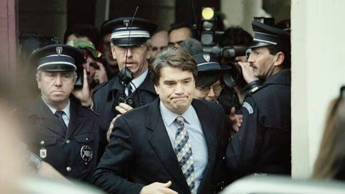 Chủ tịch Tapie của Marseille lúc rời tòa án năm 1995