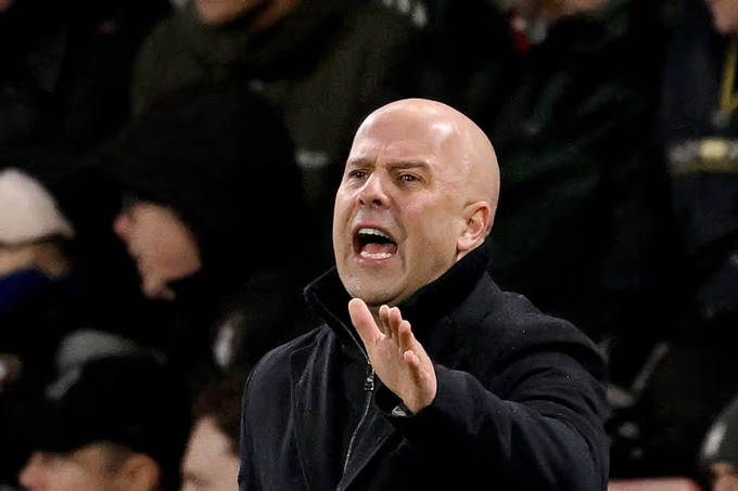 HLV Slot tức giận khi các cầu thủ Liverpool không đá bóng ra biên để thực hiện quyền thay người