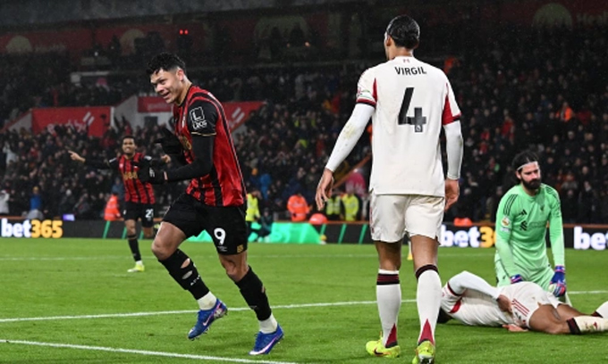 Van Dijk mắc sai lầm dẫn tới bàn thua đầu tiên của Liverpool