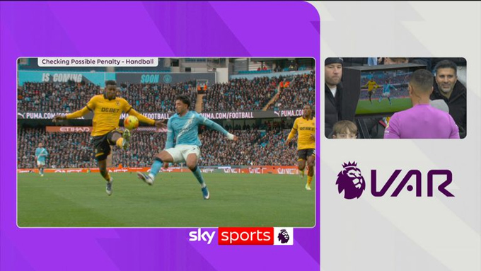 Trọng tài Hallam kiểm tra qua VAR nhưng vẫn không thay đổi quyết định là không có phạt đền